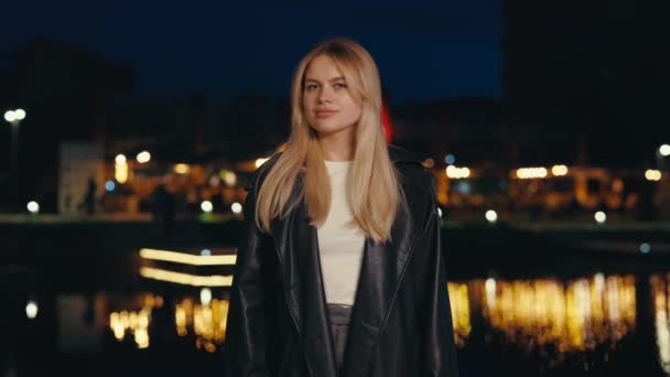 Αυτοπεποίθηση Χαμογελώντας Νεαρή Ευρωπαϊκή Κυρία Κοιτάζοντας Κάμερα Στέκεται Έξω Κοντά — Αρχείο Βίντεο