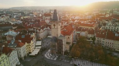 Staromestske Namesti 'nin Yörünge Uçuşu. Tarih Merkezi 'nin En Eski Meydanı' nın İnsansız Hava Aracı Çekimi. Çek Cumhuriyeti 'nin Antika Bölgesi. Seyahat ve Eski Şehir Konsepti