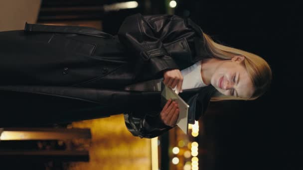Vidéo Verticale Belle Dame Debout Dans Ville Nuit Utilisant Tablette — Video