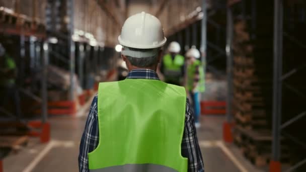 Zurück Zur Ansicht Männliche Arbeiter Gehen Durch Eine Logistikfabrik Der — Stockvideo