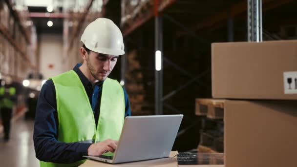 Efficient Employee Cutting Edge Logistics Center Global Online Retailer Man — Vídeo de Stock