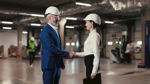 Two Engineers Supporting Logistics Concept Shake Hands Celebration Successful Deal — Vídeos de Stock