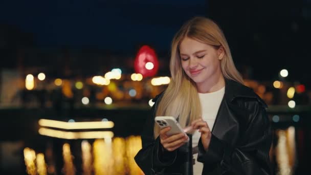Ελκυστική Lady Scrolling Στο Κινητό Τηλέφωνο Εξωτερικοί Χώροι Χαρούμενη Κοπέλα — Αρχείο Βίντεο
