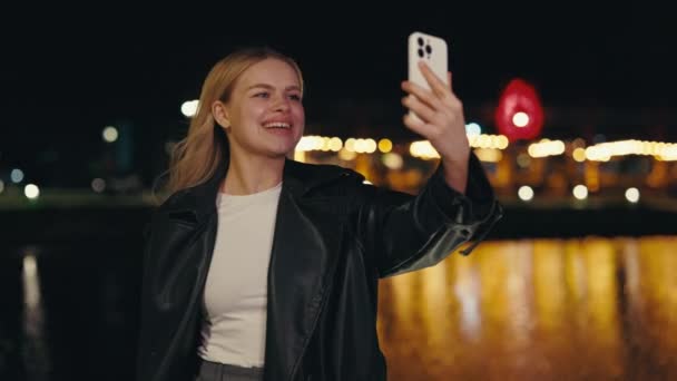 Hermosa Chica Pie Afuera Usando Smartphone Haciendo Videollamada Sus Amigos — Vídeos de Stock