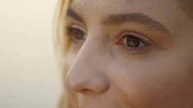 Yakın plan Güzel Kadın Gözü. Sarışın ve Doğal Makyajlı Çok Uzaklara Bakan Şehvetli Kız. Çekici ve güzel genç bayan kişinin kahverengi gözleri var ve doğada işiyor.