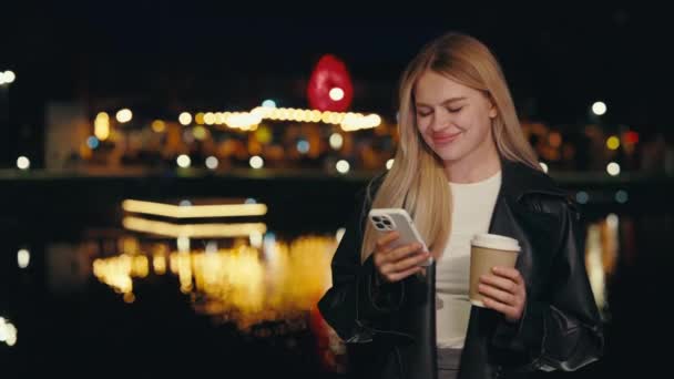 Jovencita Atractiva Usando Teléfono Inteligente Moderno Mientras Está Pie Ciudad — Vídeos de Stock
