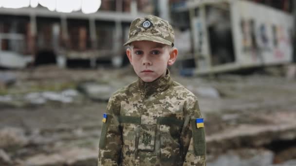Portret Ukraińskiego Żołnierzyka Mundurze Wojskowym Stojącego Wśród Ruin Zniszczonym Budynku — Wideo stockowe