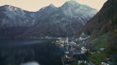 Hallstatt Town, Yukarı Avusturya 'dan. Kuş Gözü 'nden antik binalara. Hallstatt Village of Hallstatt Lake of Austria Alps Hallstatt Skywalk Welterbeblick Aussichtsplattform 'dan.