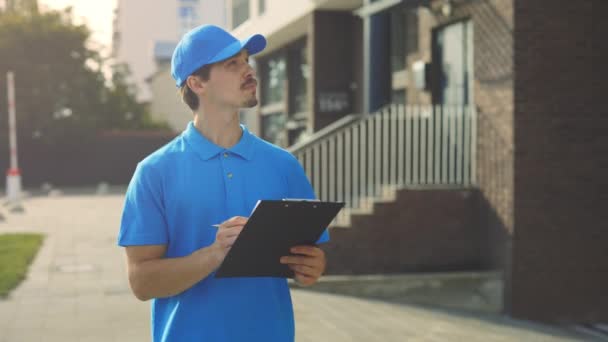 Agente Inmobiliario Caucásico Uniforme Azul Que Describe Apartamento Toma Notas — Vídeos de Stock