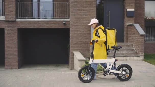 Glückliche Attraktive Kaukasische Kurierin Die Mit Dem Fahrrad Gebäude Spaziert — Stockvideo