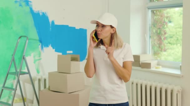 Boyama Şirketindeki Kadın Işçi Akıllı Telefon Kullanarak Müteahhitle Tartışıyor Memnuniyetsiz — Stok video