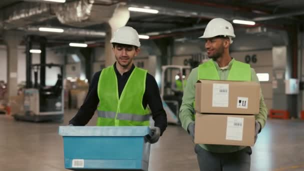 Hermosos Trabajadores Masculinos Usando Sombreros Duros Cajas Transporte Caminar Través — Vídeos de Stock