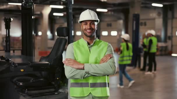 Porträtt African American Worker Bära Skyddshjälm Uniform Guy Engineer Stående — Stockvideo