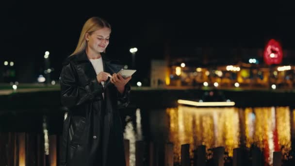 Caucásico Rubia Elegante Profesional Negocios Mujer Pie Uso Tableta Digital — Vídeos de Stock
