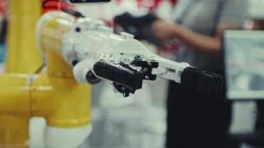 Endüstriyel Robot Mühendisi Yeni Ekipmanlarla Bir El Programlıyor. Robotik Kol Görevleri Çalıştırıyor. Gelecekçi Teknoloji. Hassasiyet Mühendisliği