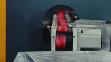 Kırmızı Plastik şişe kaplamaları konveyör hattında. Üretimi hızlandır. Şişe Fabrikası. İçki Fabrikası. Teknoloji ekipmanları. Teknoloji Konsepti