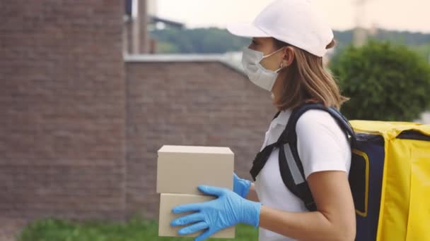 클라이언트 홈으로가는 택배의 사이드 상자를 마스크와 장갑을 전염병 Postwoman Calling — 비디오
