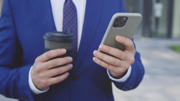 Закройте Человеческие Руки Читая Просматривая Мобильные Телефоны Менеджер Бизнесмен Работающий — стоковое видео