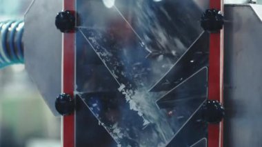 Bir Fabrikada Plastik Parçalama Özel Makinesi Eko Plastik Geri Dönüşümü 'ne adanmıştır. Plastik geri dönüşümü. Yakın çekim. Yeşil Teknolojiler. Çevre Koruma Konsepti