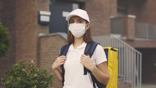 Πορτρέτο Μιας Καυκάσιας Κούριερ Που Φοράει Προστατευτική Μάσκα Στέκεται Κοντά — Αρχείο Βίντεο