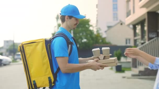 Pozytywny Przystojny Kurier Specjalnym Mundurku Noszący Żółty Plecak Dostarcza Pizzę — Wideo stockowe