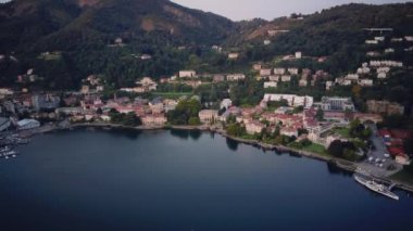 Bellagio, İtalya - Lago Di Como - Büyük bir kıyı şeridi olan Görkemli Göl 'ün Hava Manzarası. Kıyı Kasabasının Görünümü 'nün İHA Çekimi. Turizm ve Seyahat Konsepti