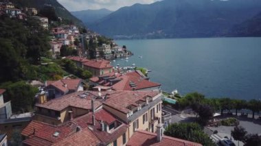 Büyüleyici Hava Gösterileri Rıhtım Kenti, Lake Como 'nun ünlü kıyıları boyunca uzanan En Resimli Kentler. İnanılmaz Villaların Drone Shot 'u. Turizm ve Seyahat Konsepti