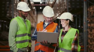 Erkek Kafkas Lideri Takımına Bilgi Açıklaması için Lojistik Merkezi 'ndeki dizüstü bilgisayarı kullanıyor. Kafkas Patronu Bilgisayarda Yeni Projesini Gösteriyor. Depo 'da çalış