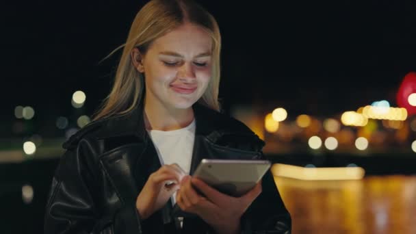 Sorrindo Lady Standing Night City Scrolling Social Media Tablet Sorrindo — Vídeo de Stock