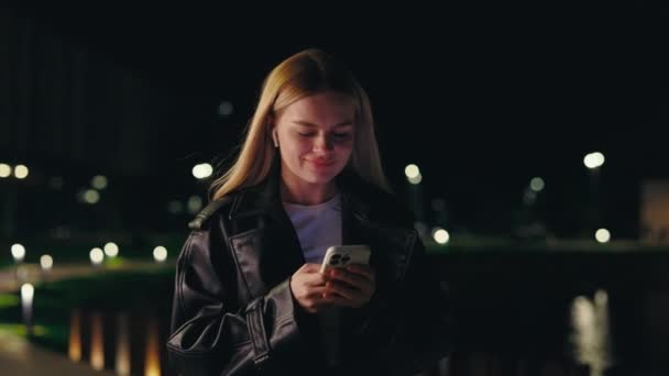 Positive Woman Appréciating Evening Walk Écouter Musique Tout Utilisant Téléphone — Video