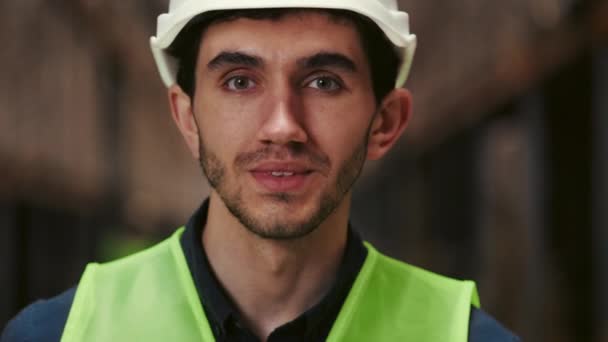 Retrato Del Apuesto Supervisor Sonriente Ropa Especial Trabajando Fábrica Ingeniero — Vídeos de Stock