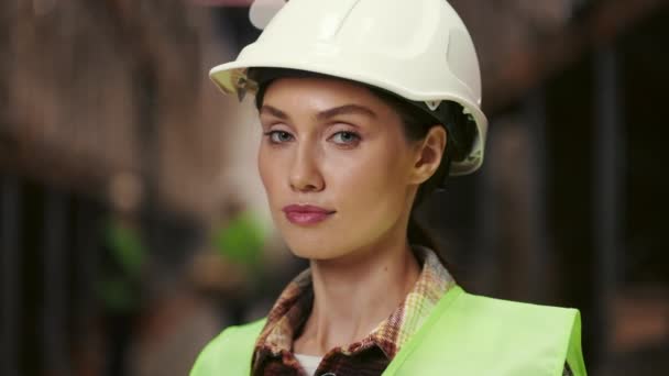 Retrato Mulher Trabalhador Indústria Trabalhando Armazém Fábrica Atraente Lady Industrial — Vídeo de Stock