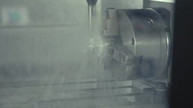 En uygun hassasiyet ve verimlilik için su soğutma sistemine sahip metal işleme makinesi. Teknoloji konsepti