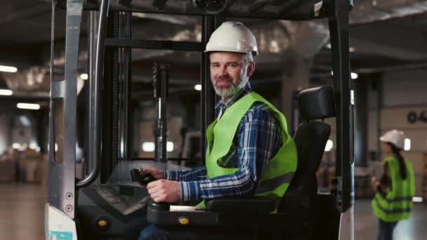 Glimlachende Volwassen Mannelijke Aandrijving Werknemer Veiligheid Vest Harde Hoed Kijken — Stockvideo