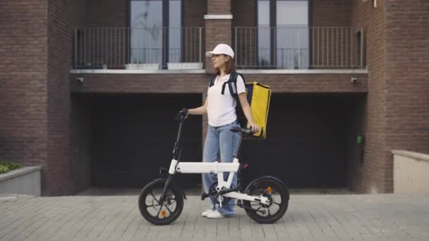 Ofis Binasının Yanında Duran Güzel Gülümseyen Kız Kuryenin Portresi Bisiklet — Stok video