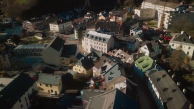 Bad Aussee, Styria, Avusturya Alpleri, Avusturya ve Avrupa 'daki köyün hava görüntüsü. Dağlardaki Eski Binaların Drone Shot 'u. Turizm Konsepti