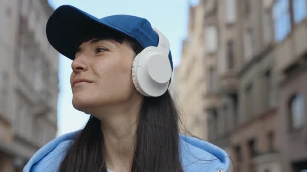 Glückliche Junge Frau Mit Kopfhörern Die Draußen Der City Street — Stockvideo