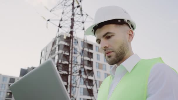 노트북 근처에 헬멧에 심각한 신중한 엔지니어 건축가 에너지 산업에서 직업적인 — 비디오