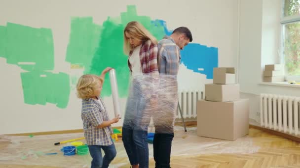 Speelse Jongen Wikkelt Zijn Familie Plastic Wrap Tijdens Renovatie Hun — Stockvideo