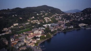 Como Gölü üzerindeki sahil şeridinin havadan görüntüsü. Majestic City 'nin insansız hava aracı vuruşu dağlarda yapıldı. Bellagio 'nun Antik Kasabası. Turizm ve Seyahat Konsepti
