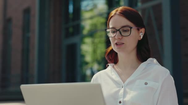 Bizneswoman Siedzi Schodach Pobliżu Centrum Biznesowego Wykonuje Wideo Rozmowy Laptopie — Wideo stockowe