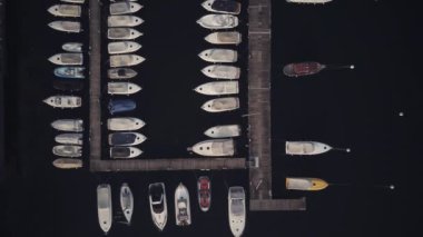 Yat Kulübü 'nün en iyi manzarası. Lakefront 'taki rıhtımlı yelkenlilerin hava çekimi. Muhteşem Yatlar Como Gölü 'nün sularına zarif bir şekilde demirledi. Marina!