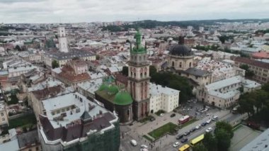 Antik Lviv 'in Güzel Kiliselerinden Manzara. Fedorov Meydanı 'nın İHA Çekimi ve Güzel Eski Şehir Lviv' in Manzarası. Turistik bir yer. Seyahat ediyorum. Tarihi Konumlar Konsepti