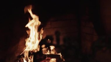 Sıcak ve Serin Şömine Ayarları. Noel Tatili Ruhu 'nu kucaklamak. Şöminenin yanındaki rahat atmosfer. Meditasyon için video. Şömine Konsepti
