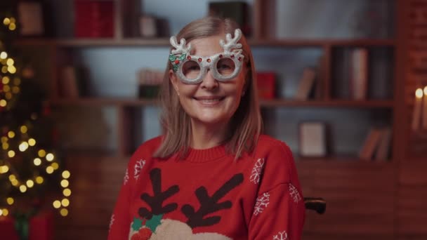 Szczęśliwa Starsza Pani Nosząca Okulary Świąteczne Szuka Pozowanie Kamery Świętowanie — Wideo stockowe