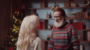 Yakışıklı arkadaşına yeni yıl hediyesi veren yaşlı bir bayan var. Huzurevindeki arkadaşından Noel hediyesi alan Olgun Heyecanlı Adam. Aile geleneği. Hediye Takası