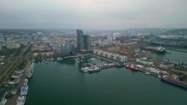 Gdynia Limanı 'nın görkemli hava manzarası. Kargo gemileri değerli eşyalarını boşaltıyor. Şehri Küresel Denizcilik Ağı 'na Bağlayan Hayati Hub' ın İnsansız Hava Aracı Çekimi