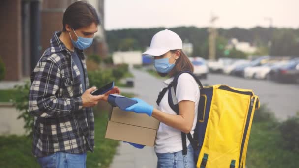 가면을 착용하는 잘생긴 고객에게 상자를 전염병 클라이언트는 Quarantine에서 온라인 패키지를 — 비디오