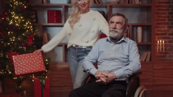 Atrakcyjna Starsza Pani Dając Prezent Niespodziankę Dla Niepełnosprawnego Męża Podekscytowany — Wideo stockowe