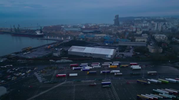 Luchtfoto Van Truck Parking Buurt Van Seaport Gdynia Polen Groot — Stockvideo